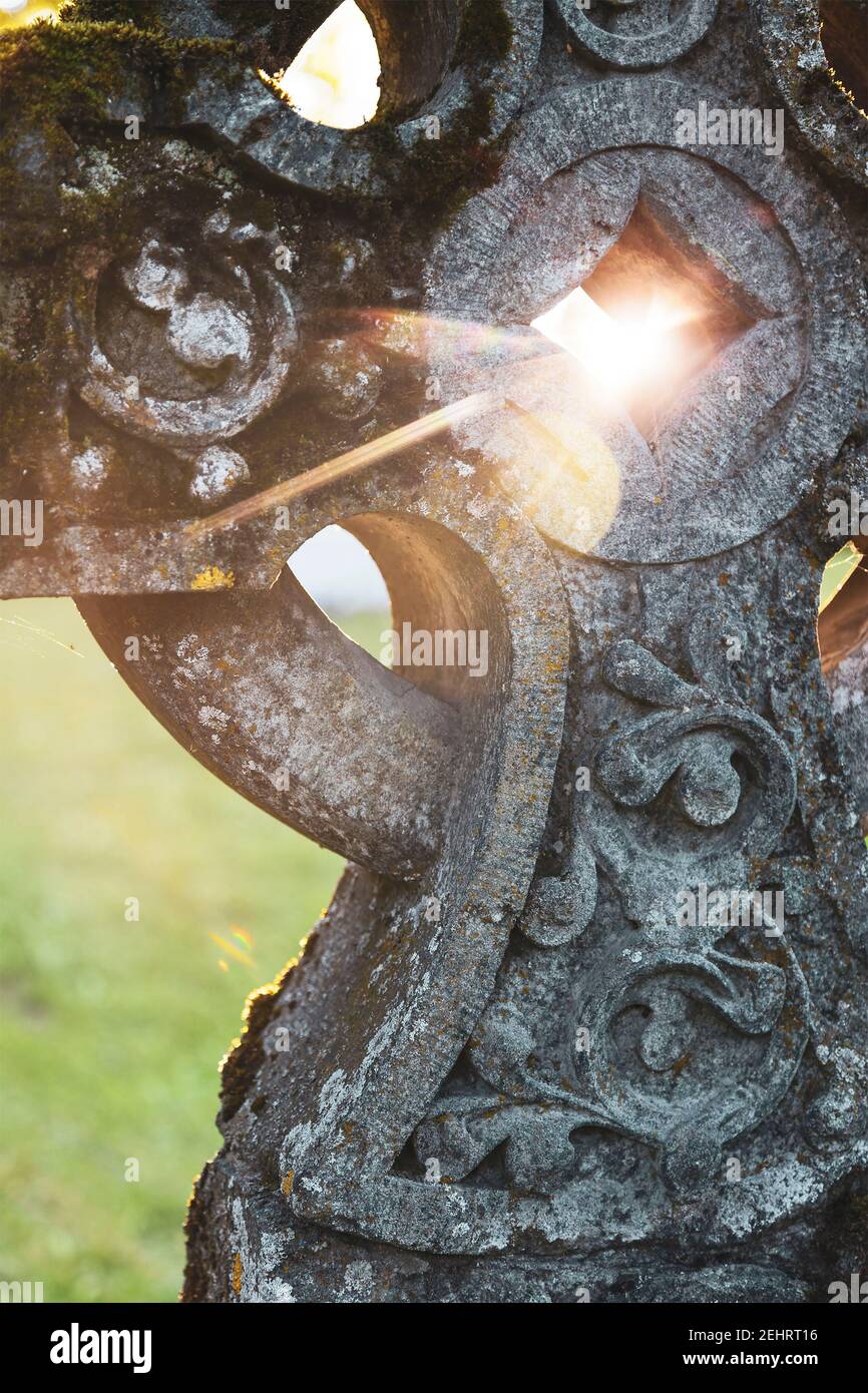 Antica pietra sepolcrale a croce celtica ornata. Foto Stock