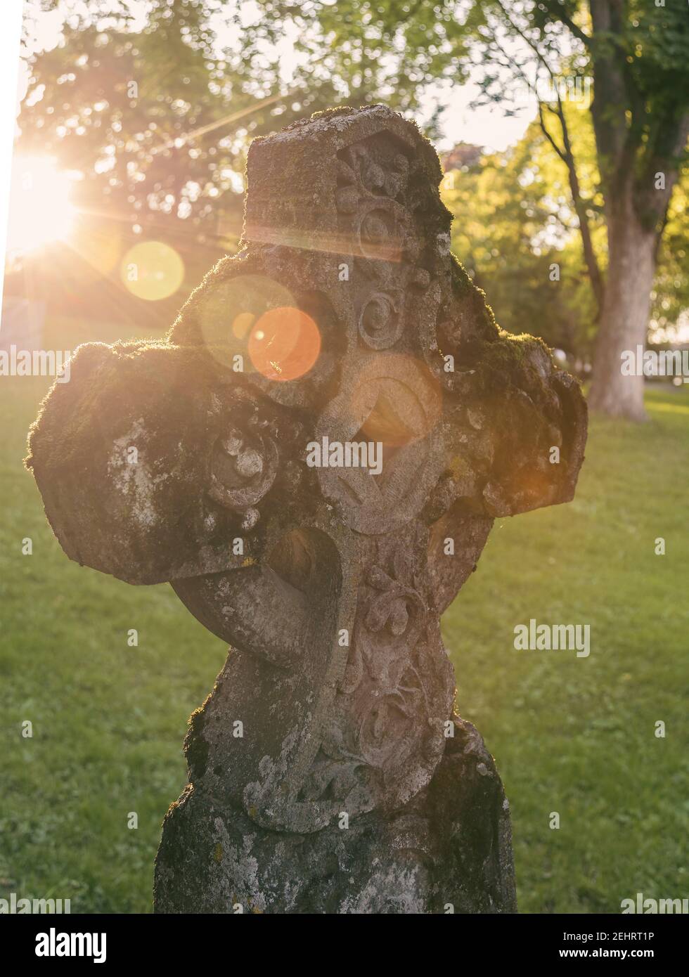 Antica pietra sepolcrale a croce celtica ornata. Foto Stock