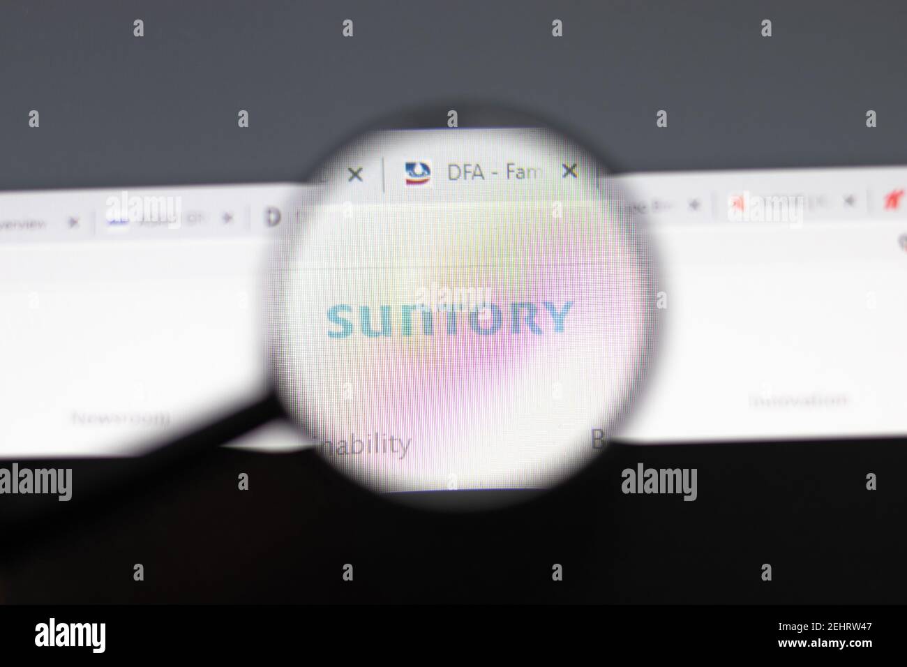 New York, Stati Uniti d'America - 15 Febbraio 2021: Sito Suntory in browser con logo aziendale, Editoriale illustrativo Foto Stock