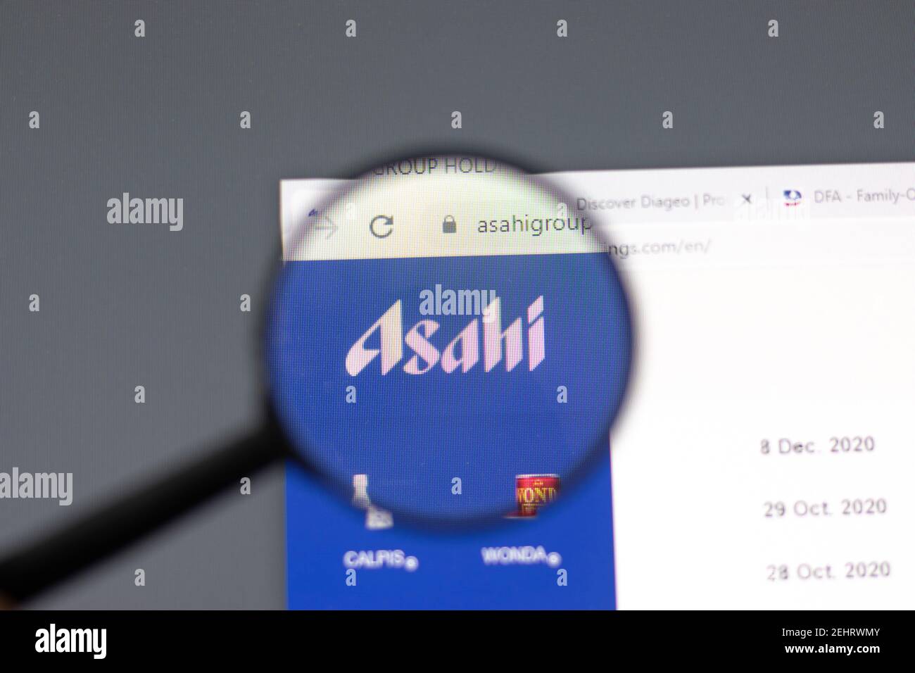 New York, USA - 15 Febbraio 2021: Sito del Gruppo Asahi in un browser con logo aziendale, Editoriale illustrativo Foto Stock