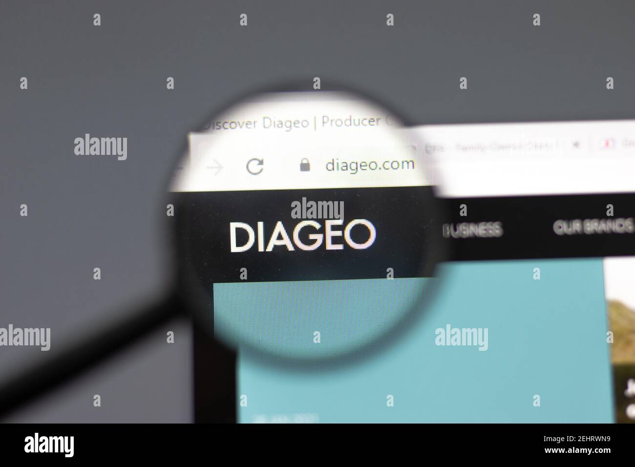 New York, USA - 15 Febbraio 2021: Sito Diageo in browser con logo aziendale, Editoriale illustrativo Foto Stock