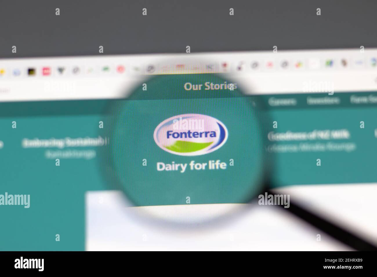 New York, USA - 15 Febbraio 2021: Sito Fonterra in browser con logo aziendale, editoriale illustrativo Foto Stock