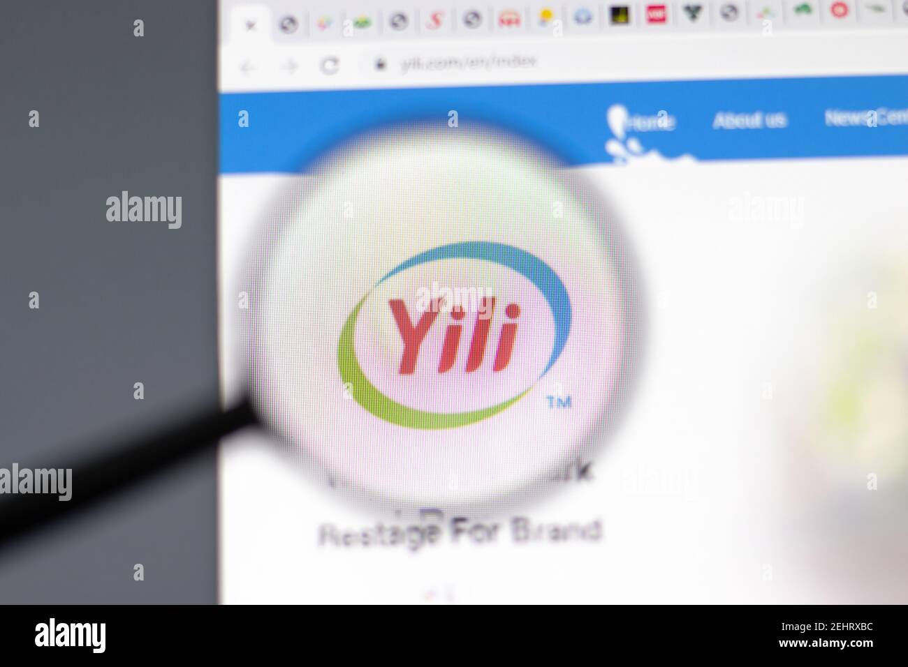 New York, USA - 15 Febbraio 2021: Sito del Gruppo Yili in un browser con logo aziendale, Editoriale illustrativo Foto Stock