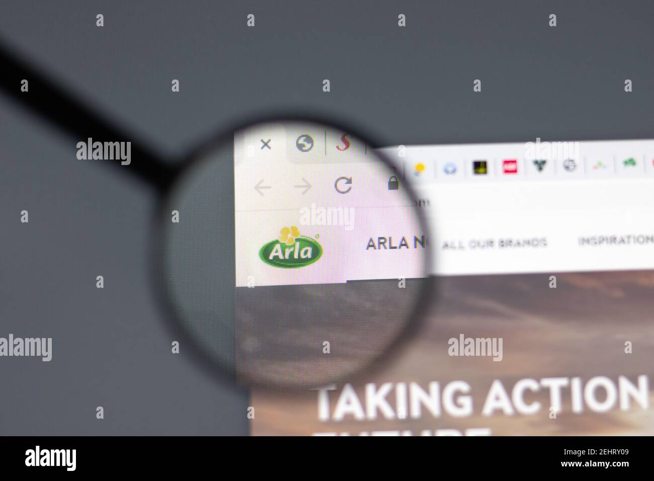 New York, USA - 15 Febbraio 2021: Sito web ARLA Foods nel browser con logo aziendale, Editoriale illustrativo Foto Stock