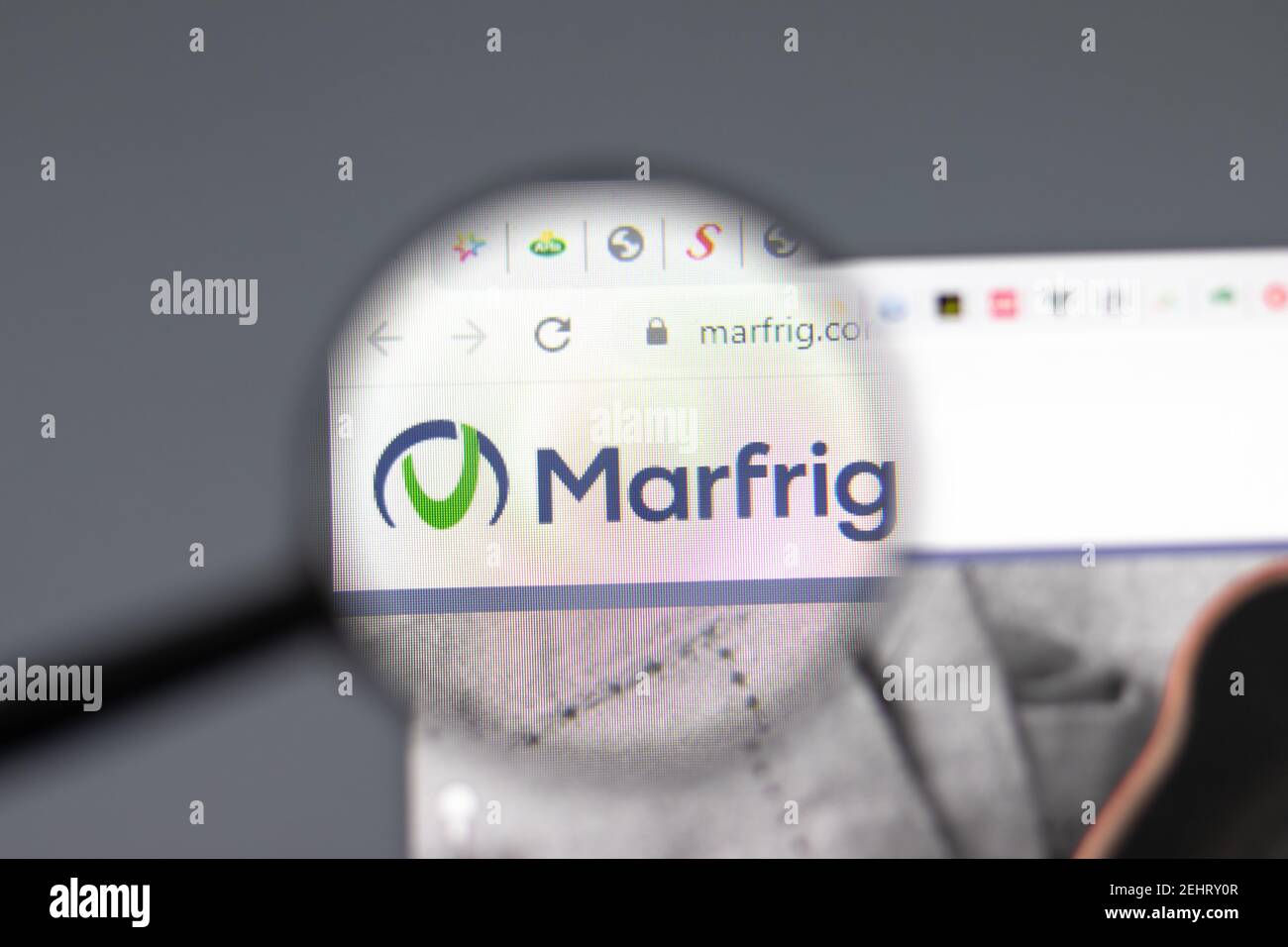 New York, USA - 15 Febbraio 2021: Sito web del Gruppo Marfrig in un browser con logo aziendale, Editoriale illustrativo Foto Stock