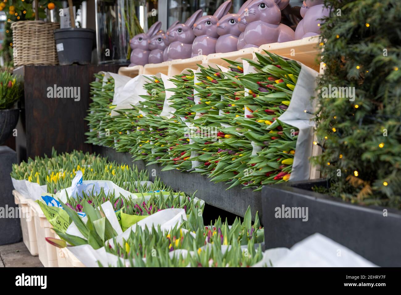 Fiori e decorazioni pasquali in attesa di essere venduti di fronte del negozio al dettaglio Foto Stock