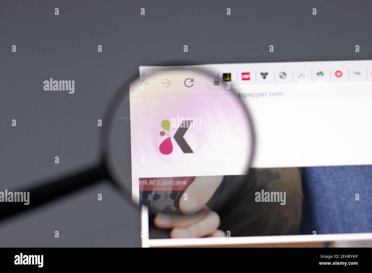 New York, USA - 15 Febbraio 2021: Sito web Keurig Dr Pepper nel browser con logo aziendale, editoriale illustrativo Foto Stock