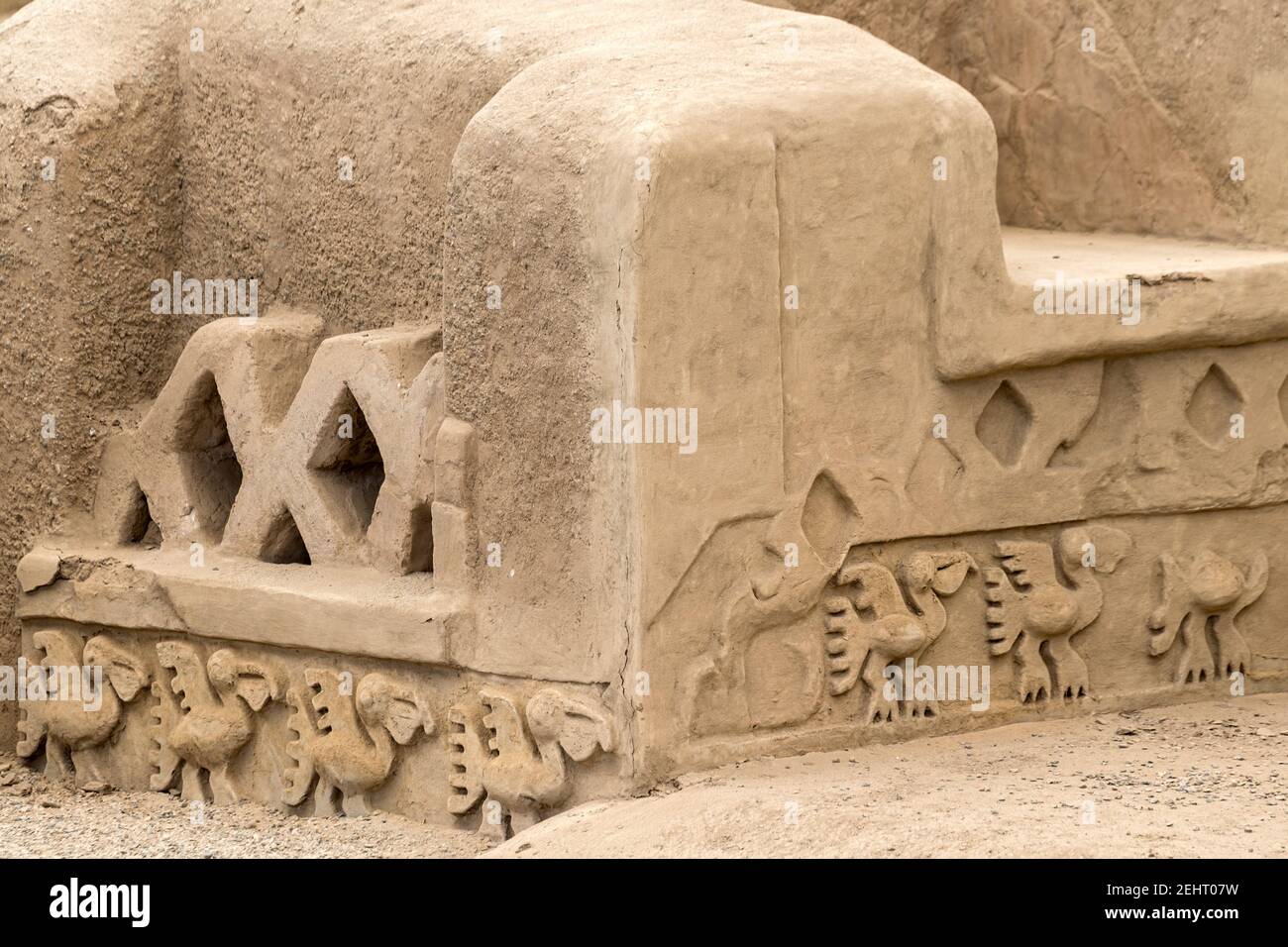 Area amministrativa, Pelican e reti da pesca bassorilievi, Palazzo del XIV secolo, Chan Chan, la più grande città di adobe del mondo e S America più grande pre-colombiano Foto Stock