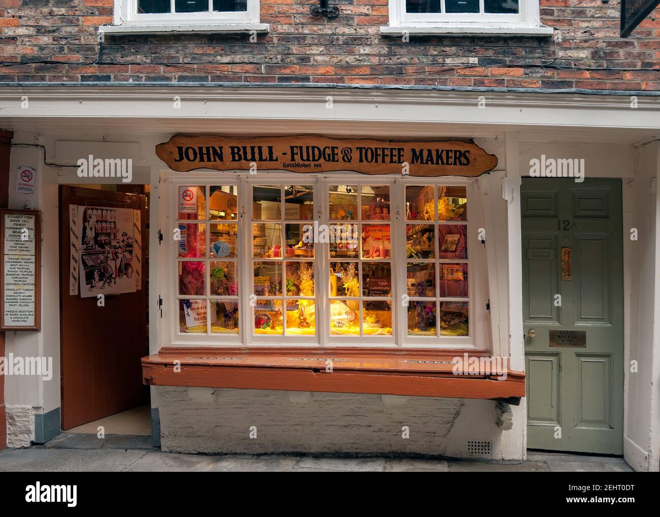 YORK, YORKSHIRE, Regno Unito - 13 MARZO 2010: John Bull Fudge e Toffee Makers fanno acquisti negli Shambles Foto Stock