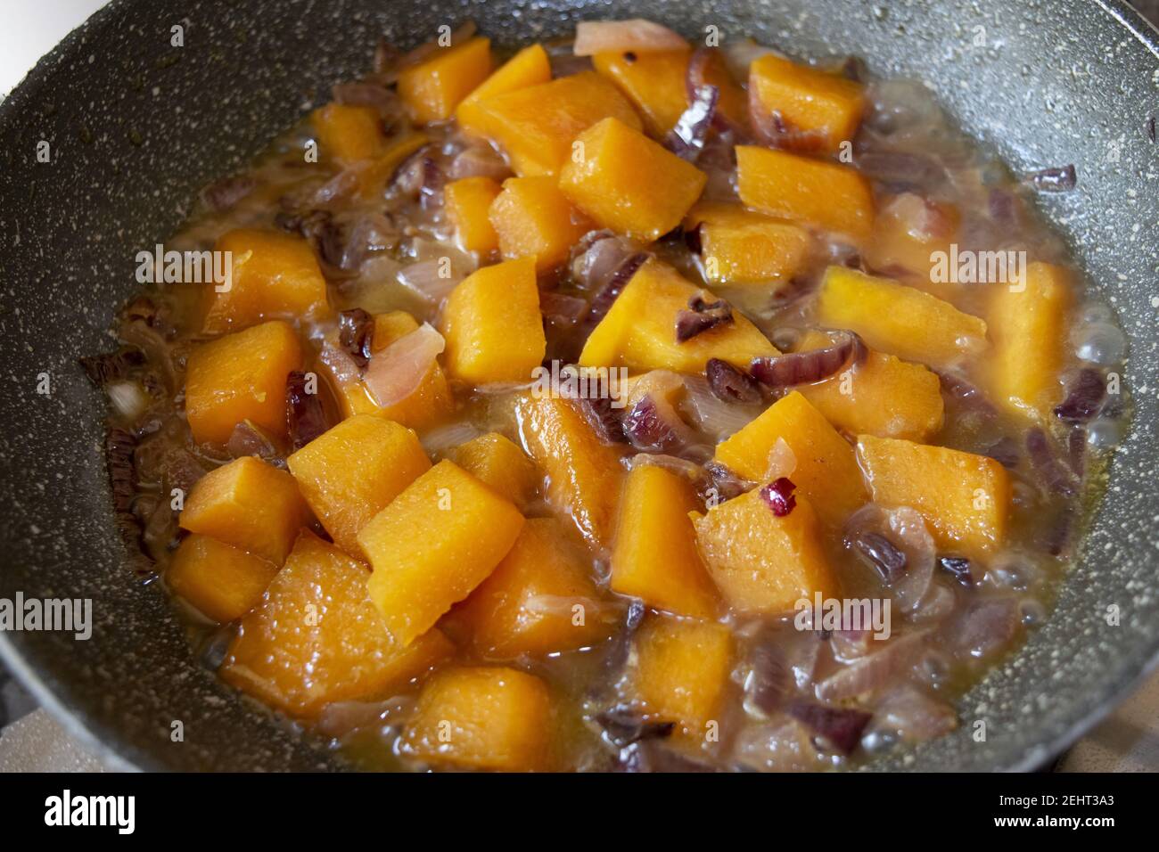 zucca fritta in padella con cipolla Foto Stock