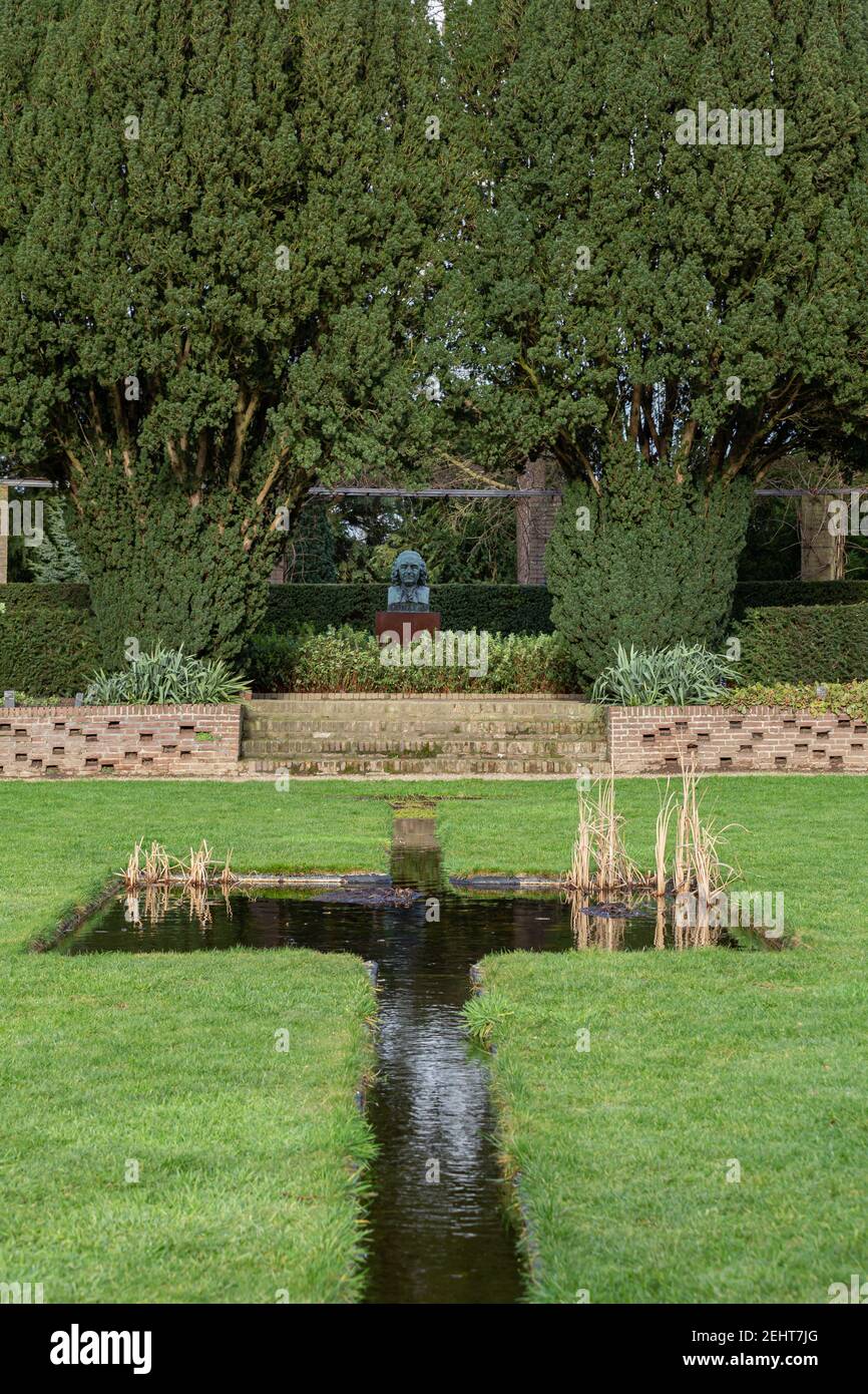 Wageningen, Paesi Bassi - 21 gennaio 2021: Scultura in rame di Carl Linnaeus nell'arboreto pubblico De Dreijen a Wageningen, Paesi Bassi Foto Stock