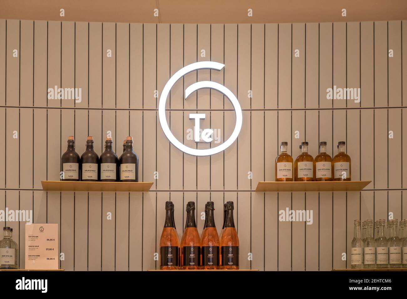 Bottiglie di lusso con il marchio te all'interno del grande superstore KaDeWe a Tauentzienstraße, Berlino Foto Stock