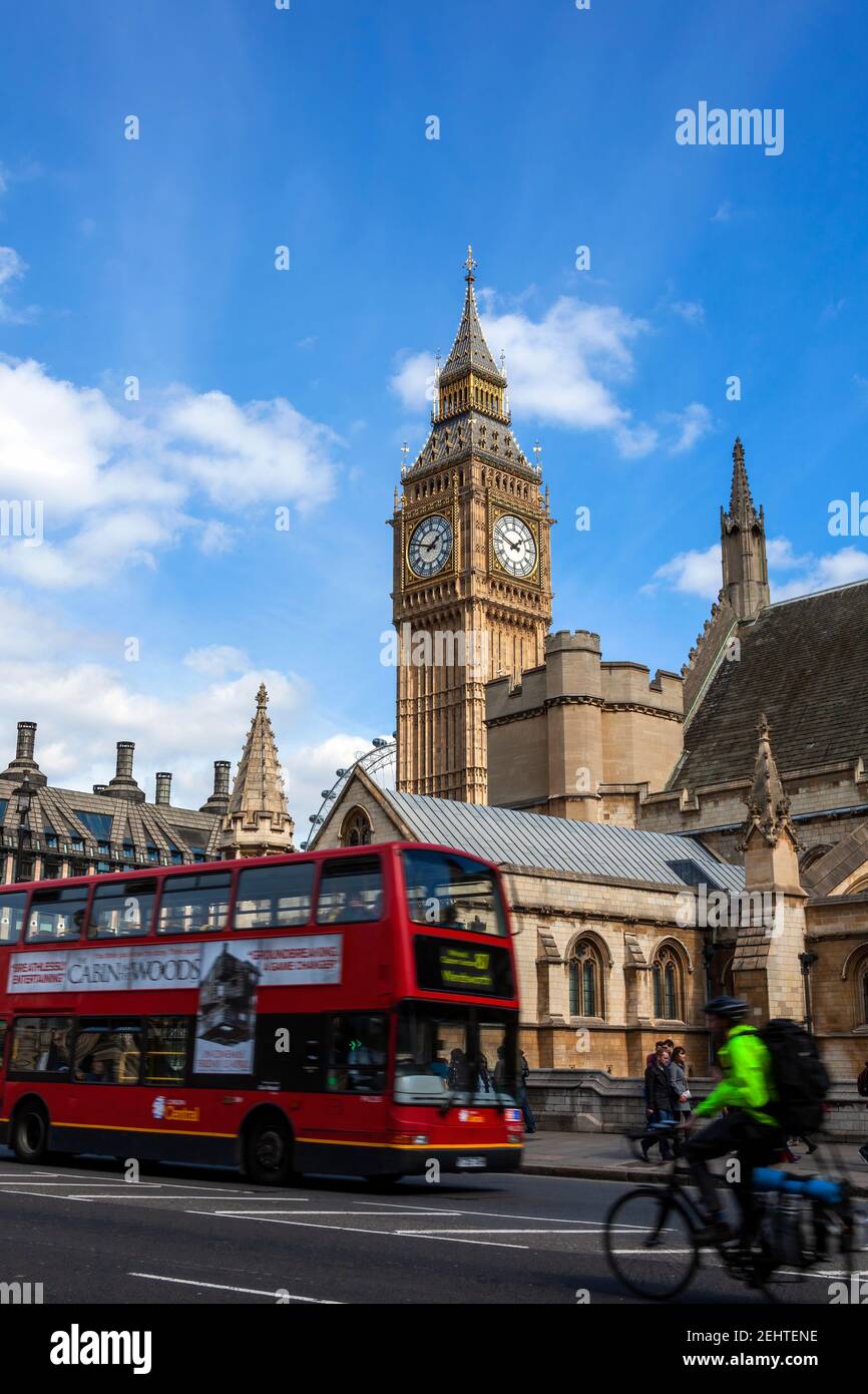 Londra, UK, 6 aprile 2012 : Big ben delle Camere del Parlamento con un autobus a due piani rosso che passa con la sfocatura del movimento, che è un turismo popolare t Foto Stock