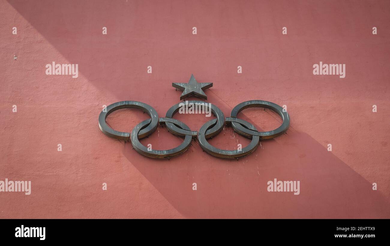 Logo dei giochi olimpici su una parete piatta rossa su Il centro sportivo Foro Italico di Roma Foto Stock