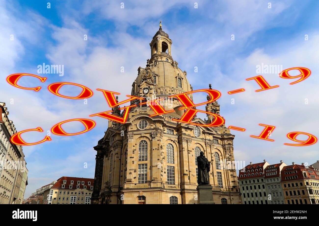 Coronavirus a Dresda, Germania. Frauenkirche (letteralmente Chiesa di nostra Signora). Cartello di quarantena. Concetto di pandemia COVID e viaggi in Europa. Foto Stock
