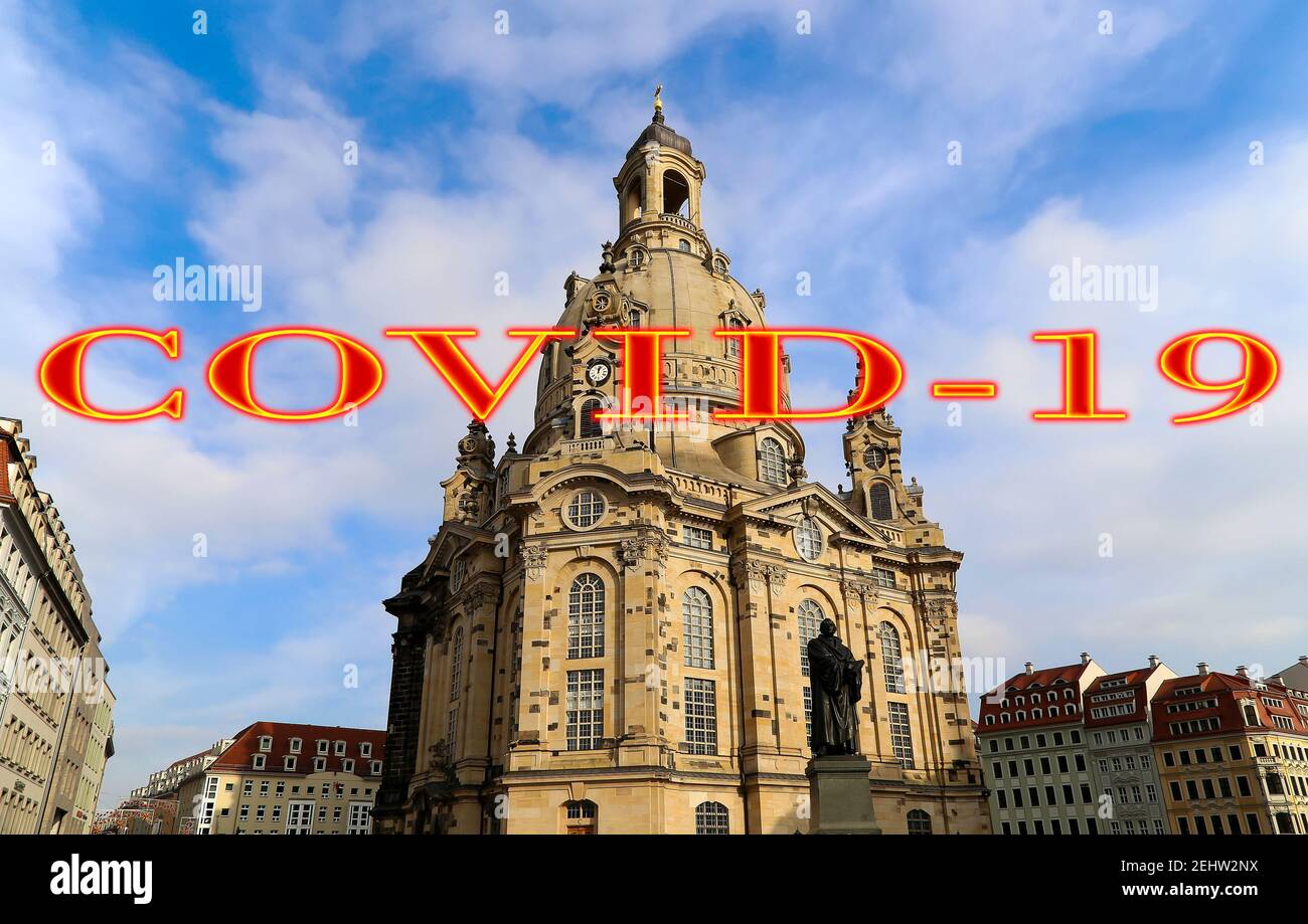 Coronavirus a Dresda, Germania. Frauenkirche (letteralmente Chiesa di nostra Signora). Cartello di quarantena. Concetto di pandemia COVID e viaggi in Europa. Foto Stock