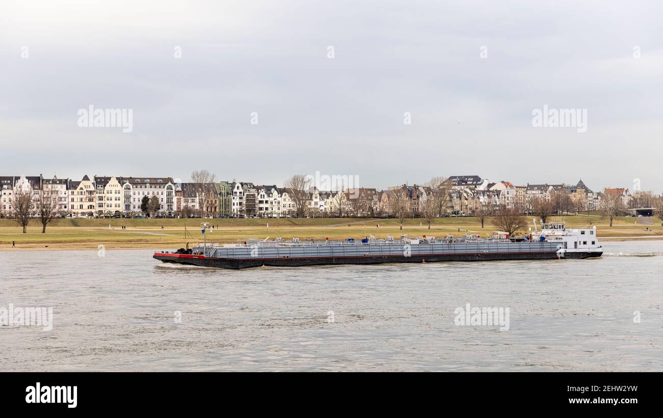 Chiatta commerciale sul fiume Reno a Düsseldorf, Germania Foto Stock