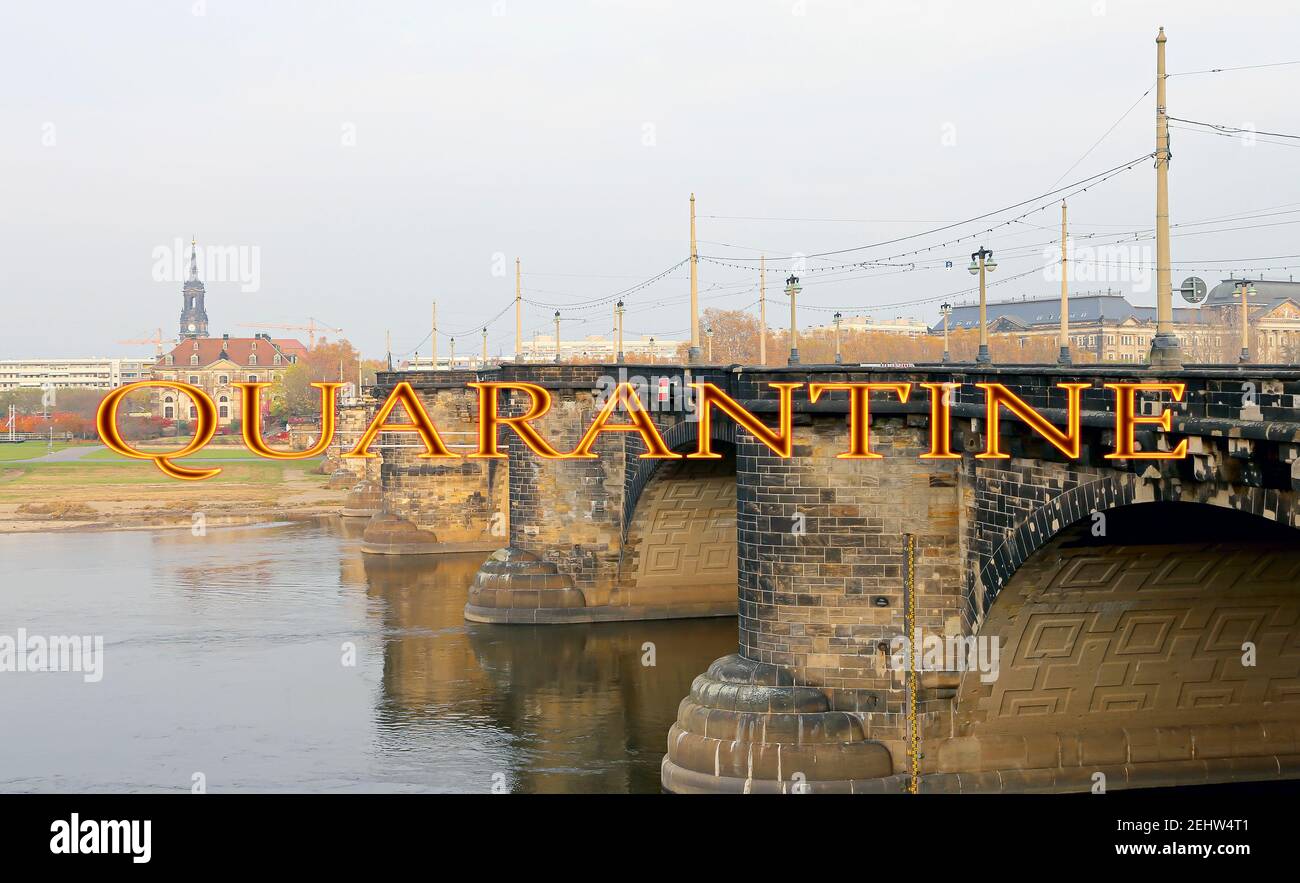 Coronavirus a Dresda, Germania. Vista del ponte sul fiume Elba. Cartello di quarantena. Concetto di pandemia COVID e viaggi in Europa. Foto Stock