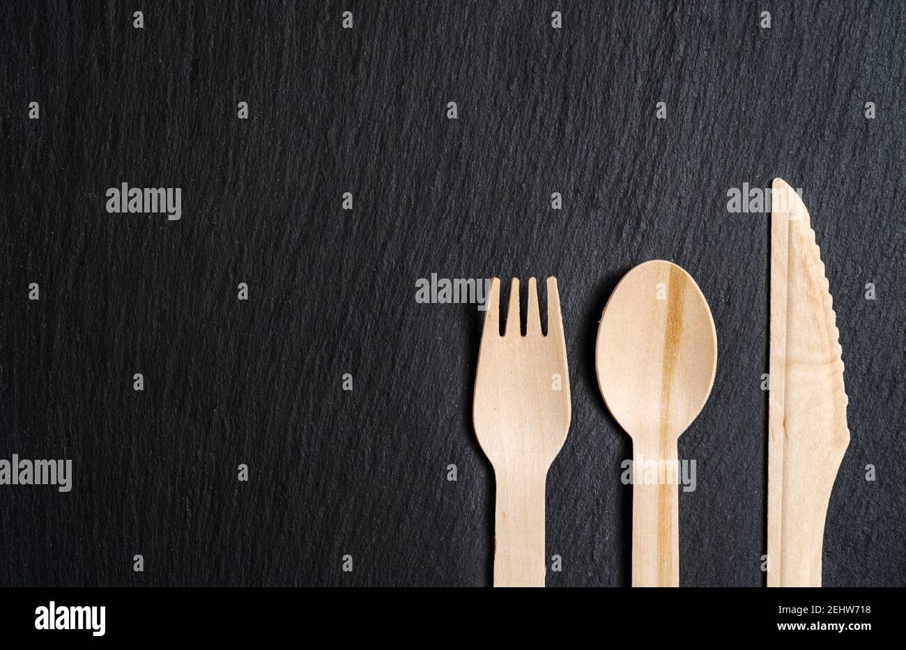Stoviglie biodegradabili monouso realizzate con cucchiaio, coltello e forchetta in marmo. Primo piano. Foto Stock
