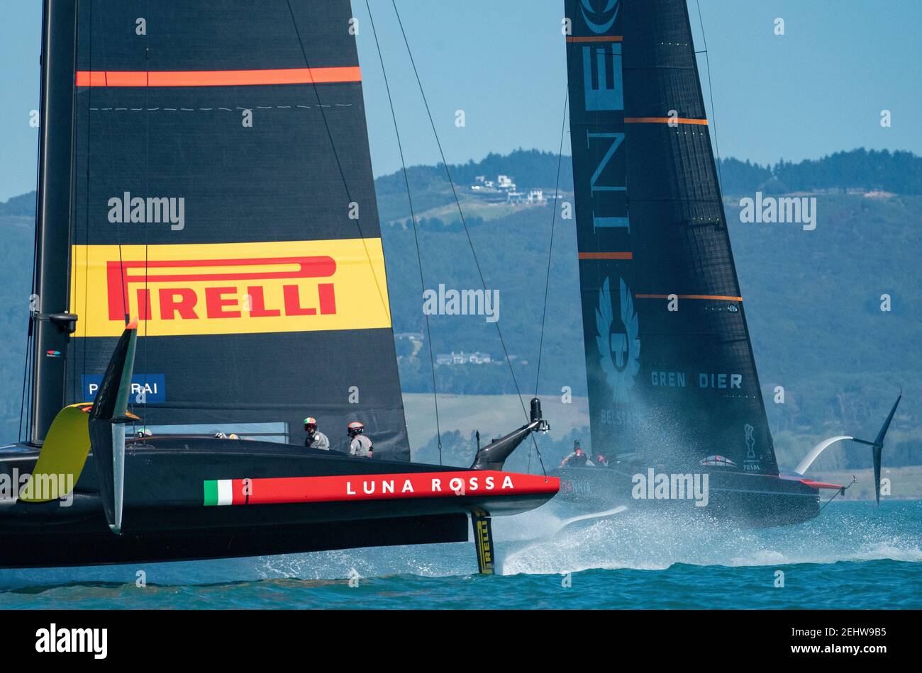 Auckland, Nuova Zelanda, 20 febbraio 2021 - il team italiano Luna Rossa Prada Pirelli, co-aiutata da Francesco Bruni e Jimmy Spithill e dalla Britannia dell'INEOS Team UK, scuoiata da Sir ben Ainslie, in azione durante la loro quinta gara nelle finali della Prada Cup sul Waitemata Harbour di Auckland. Luna Rossa ha vinto questa gara ma ha perso il prossimo a guidare la serie 5-1. Credit: Rob Taggart/Alamy Live News Foto Stock