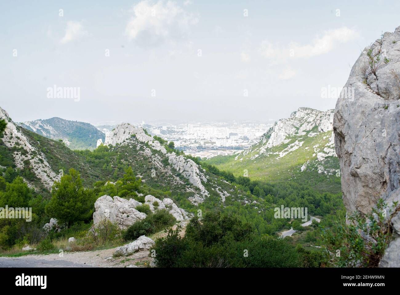 Una vista su una montagna rocciosa foto Foto Stock