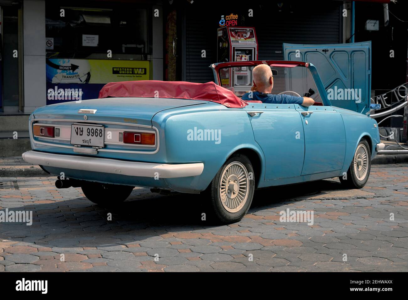 Toyota Corona convertibile. Rara versione convertibile di un'auto a goccia vintage anni '60 a 4 porte in blu cielo con interni rossi. Foto Stock