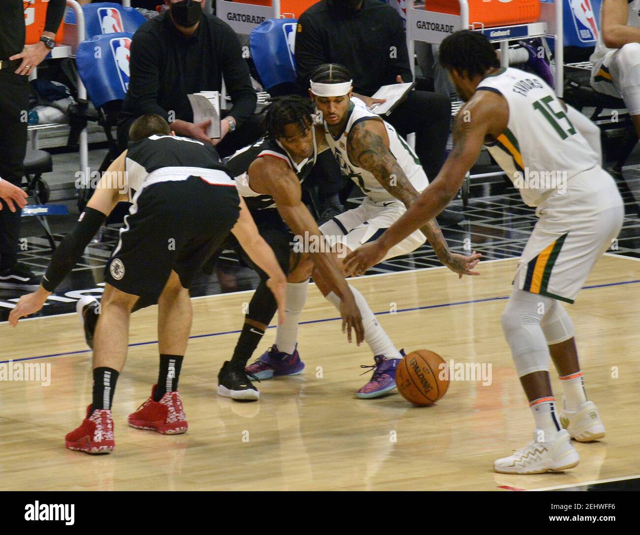 La guardia dello Utah Jazz si allontana dalla guardia dei Los Angeles Clippers Terance Mann durante la prima metà allo Staples Center di Los Angeles venerdì 19 febbraio 2021. The Clippers sconfisse il Jazz 116-112. Foto di Jim Ruymen/UPI Foto Stock