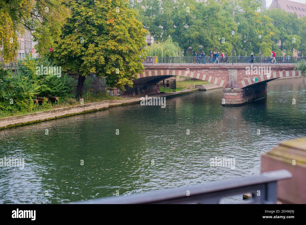 Un treno che attraversa un ponte su un fiume Foto Stock