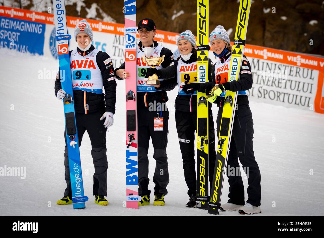 Rasnov, Romania. 20 Feb 2021. 20 febbraio 2021: Da sinistra a destra: Halvor Egner Granerud (NOR) Daniel Andre Tande (NOR) Silje Opseh (NOR) Maren Lundby (NOR) durante la Coppa del mondo FIS Ski Jumping (Normal Hill Mixed Team - 26a Coppa del mondo) Rasnov (ROU) 2021 a Valea Carbunarii, Rasnov, Romania ROU. Foto Credit: Cronos/Alamy Live News Foto Stock