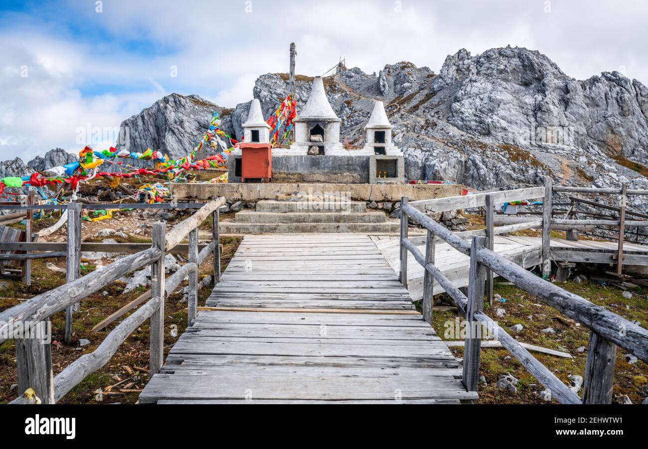 Buddista tibetano che offre luogo di fuoco e percorso che conduce al cima della montagna di neve Shika a Shangri-la Yunnan Cina Foto Stock