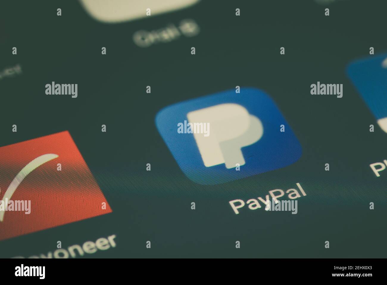 Bucarest, Romania - 13 dicembre 2020: Immagine editoriale di primo piano illustrativa dell'app mobile Paypal su uno schermo per smartphone. Foto Stock