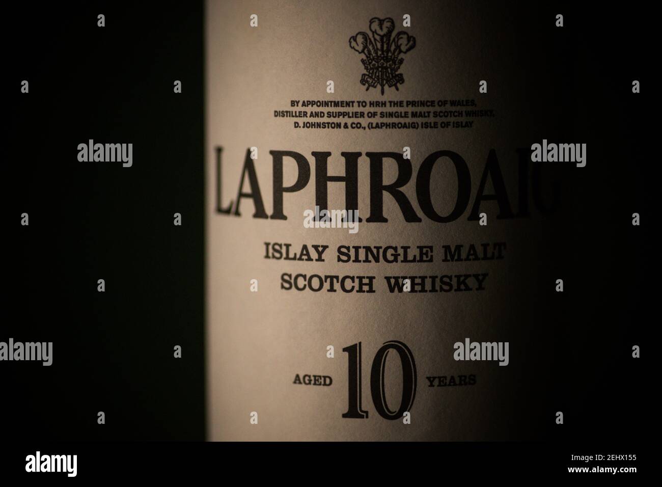 Bucarest, Romania - 9 novembre 2020: Immagine editoriale illustrativa di una bottiglia di whisky di malto singolo Laphroaig esposta in un pub di Bucarest, Romania. Foto Stock