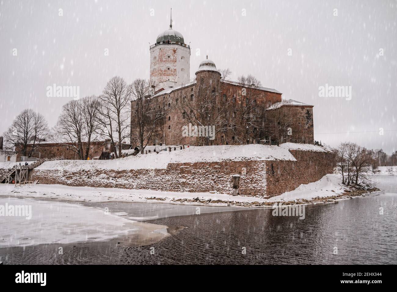 Castello nella città di Vyborg in inverno. Vista dalla città. Foto Stock