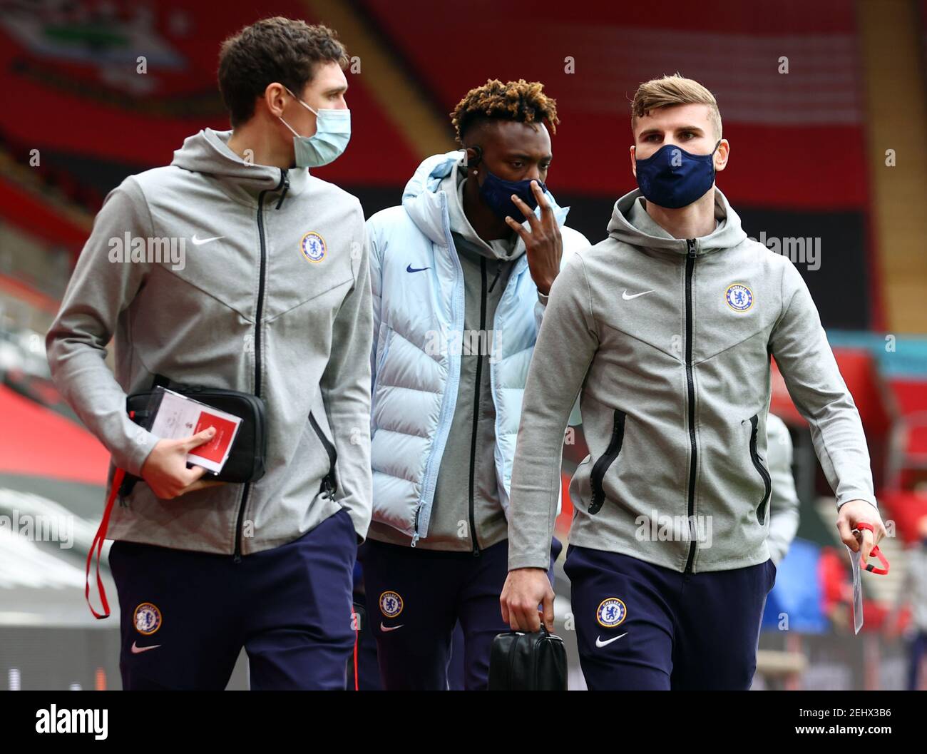 Timo Werner di Chelsea (a destra) arriva con Tammy Abraham (al centro) e Andreas Christensen (a sinistra) prima della partita della Premier League al St Mary's Stadium di Southampton. Data immagine: Sabato 20 febbraio 2021. Foto Stock