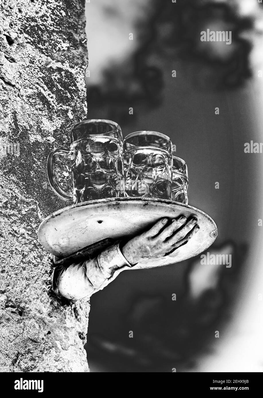 Una mano staccata con un vassoio e bicchieri da birra Foto Stock