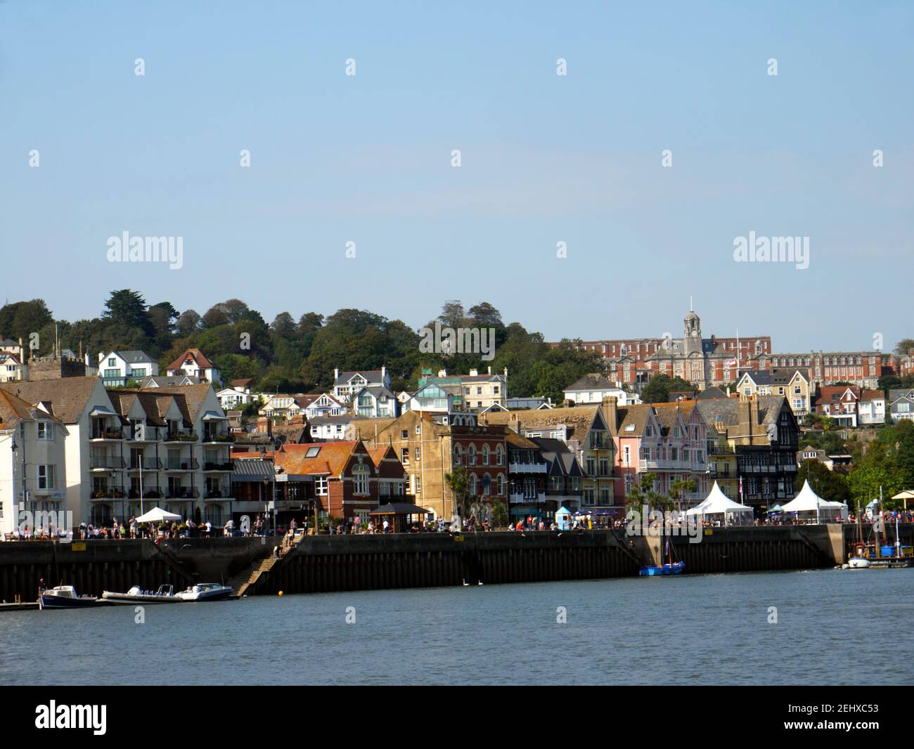 Il lungomare di Dartmouth, Devon, con il Britannia Royal Naval College sullo sfondo. Foto Stock