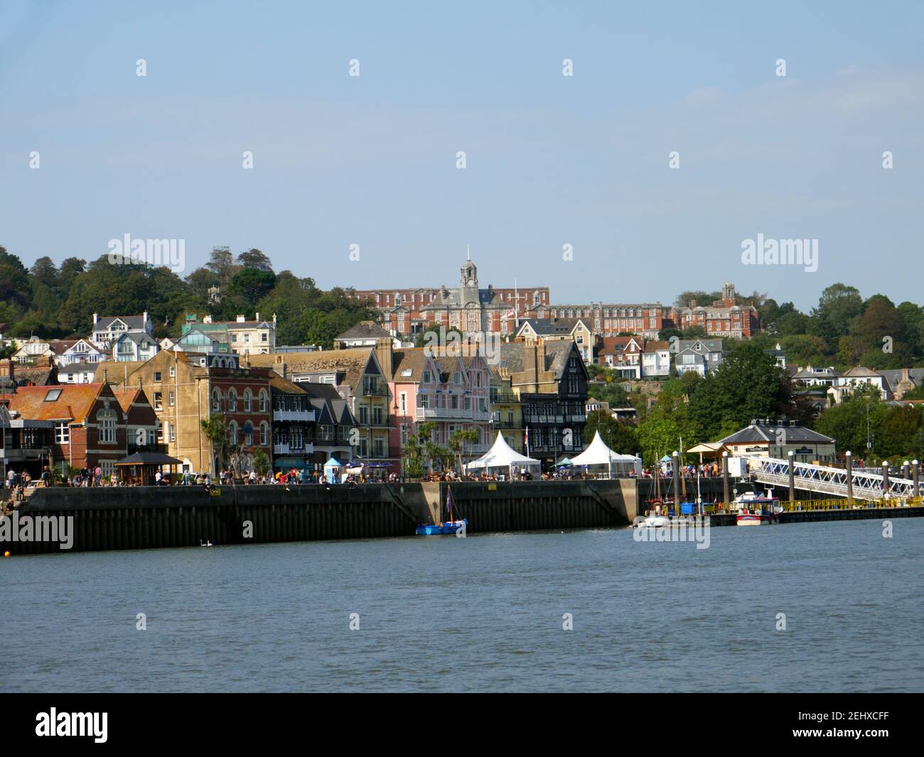 Il lungomare di Dartmouth, Devon, con il Britannia Royal Naval College sullo sfondo. Foto Stock