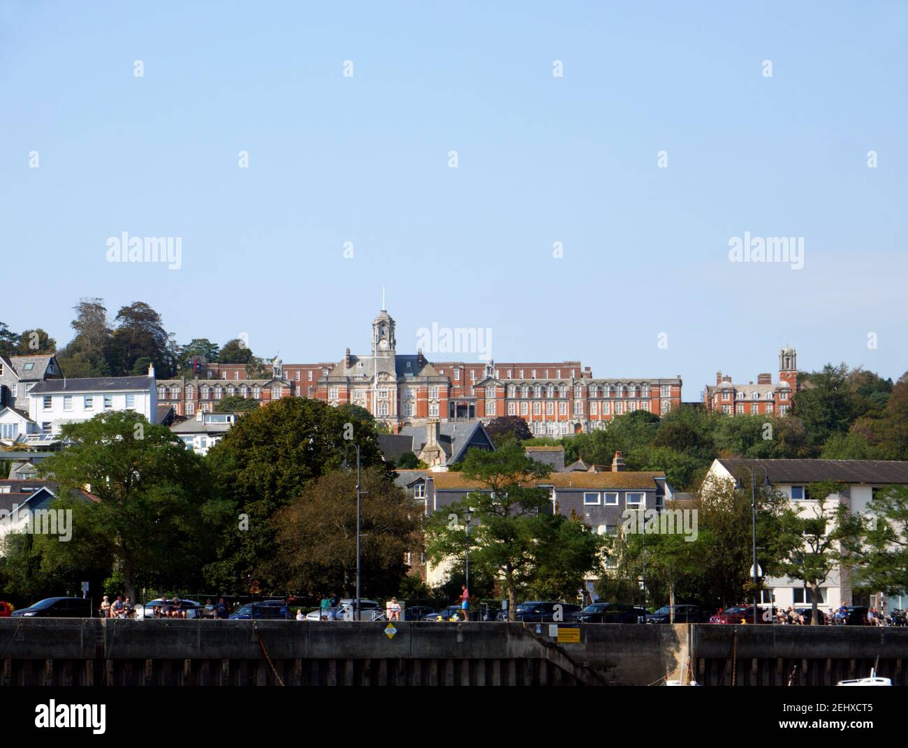 Il lungomare di Dartmouth, Devon, con il Britannia Royal Naval College sullo sfondo. Foto Stock