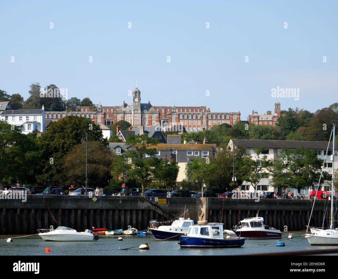 Il lungomare di Dartmouth, Devon, con il Britannia Royal Naval College sullo sfondo. Foto Stock