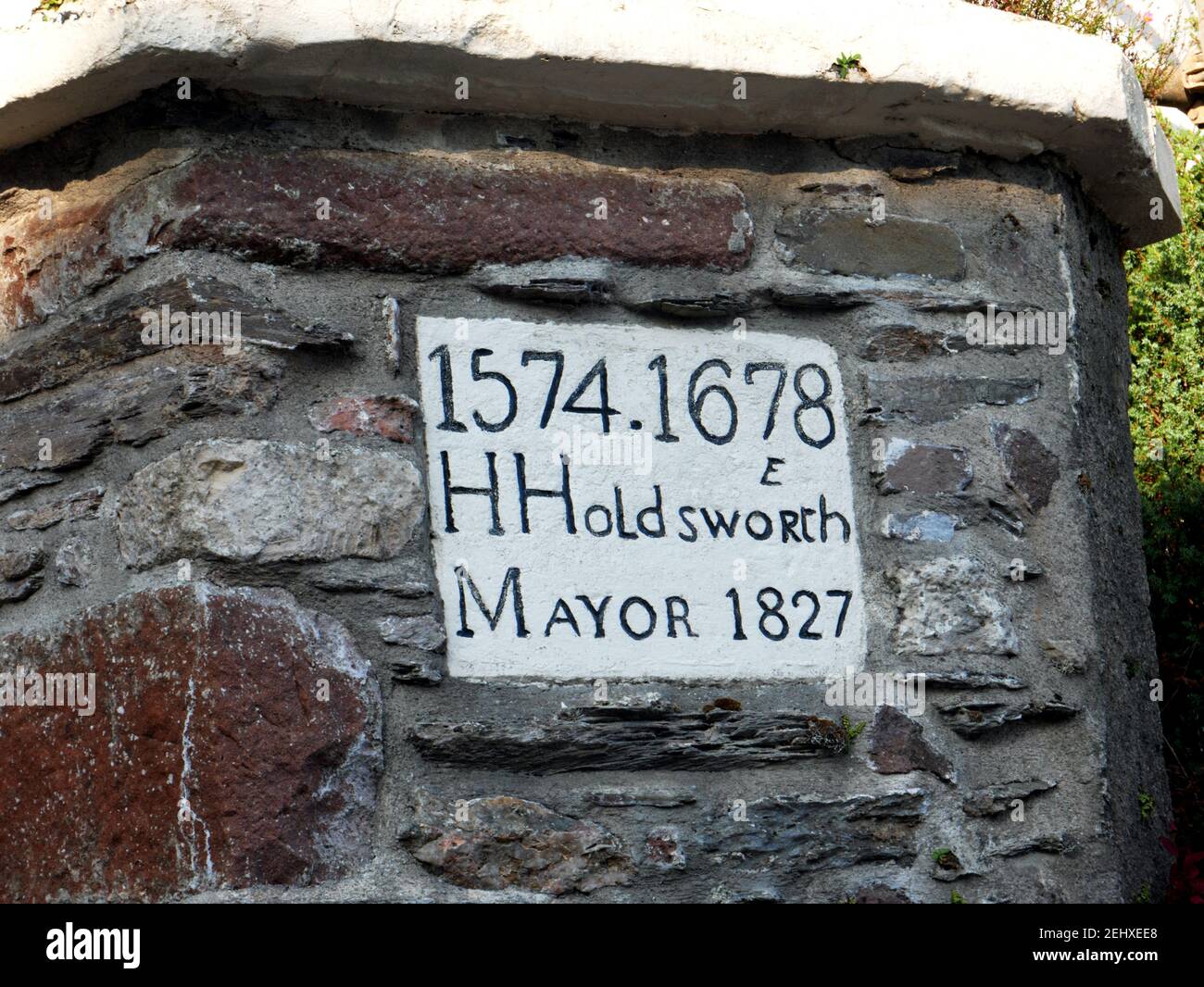 Un canale d'acqua all'angolo tra South Ford e Crowhers Hill a Dartmouth, Devon. Una targa dà la data di costruzione, 1574, e di ricostruzione (1678 Foto Stock