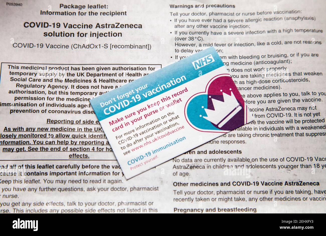Scheda di vaccinazione COVID-19 e foglio illustrativo del vaccino Astra Zeneca Foto Stock