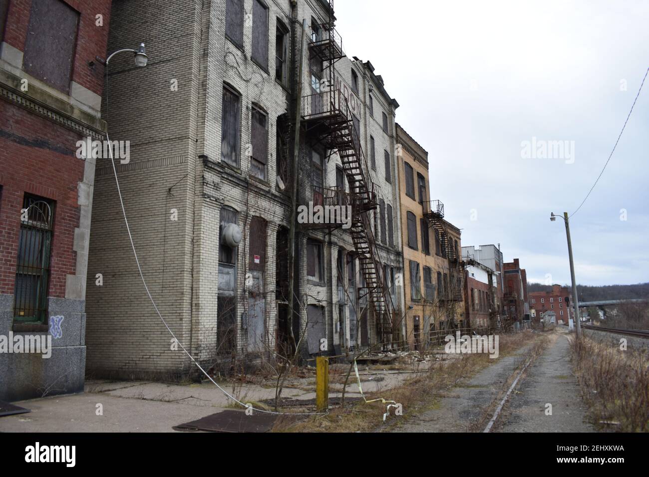 Città depressa della cintura di ruggine con edifici abbandonati a  Brownsville, Pennsylvania Foto stock - Alamy