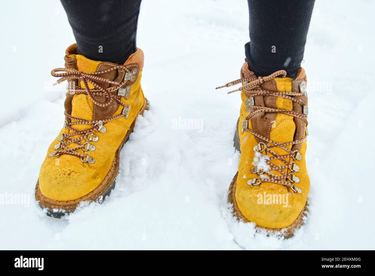 Stivali da montagna di una donna in neve all'aperto in inverno. Navarra,  Spagna, Europa Foto stock - Alamy
