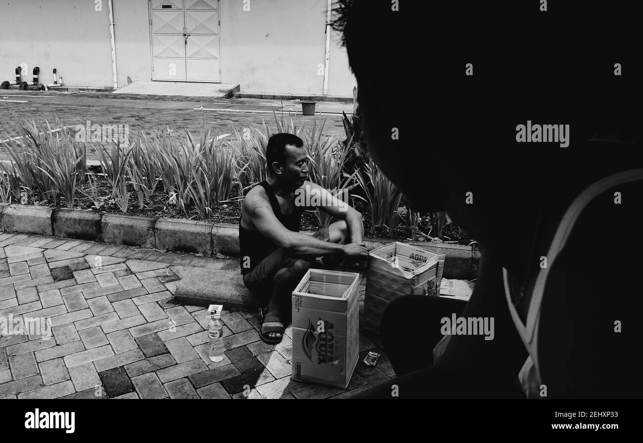 Persone che hanno una conversazione durante il tempo di pausa del lavoro Foto Stock