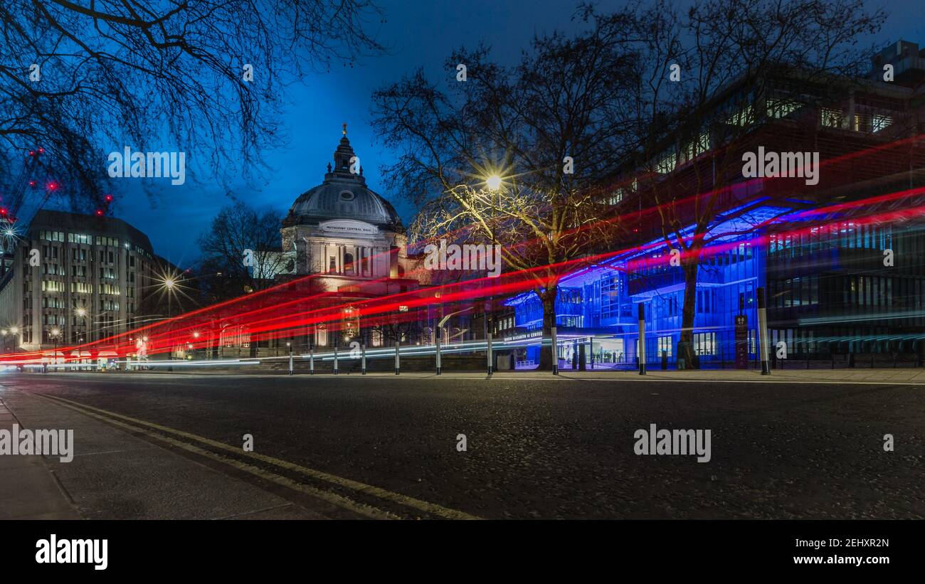 I sentieri di luce passano dal Queen Elizabeth II Conference Center e dalla Methodist Central Hall al tramonto a Westminster, Londra durante il blocco. Foto Stock