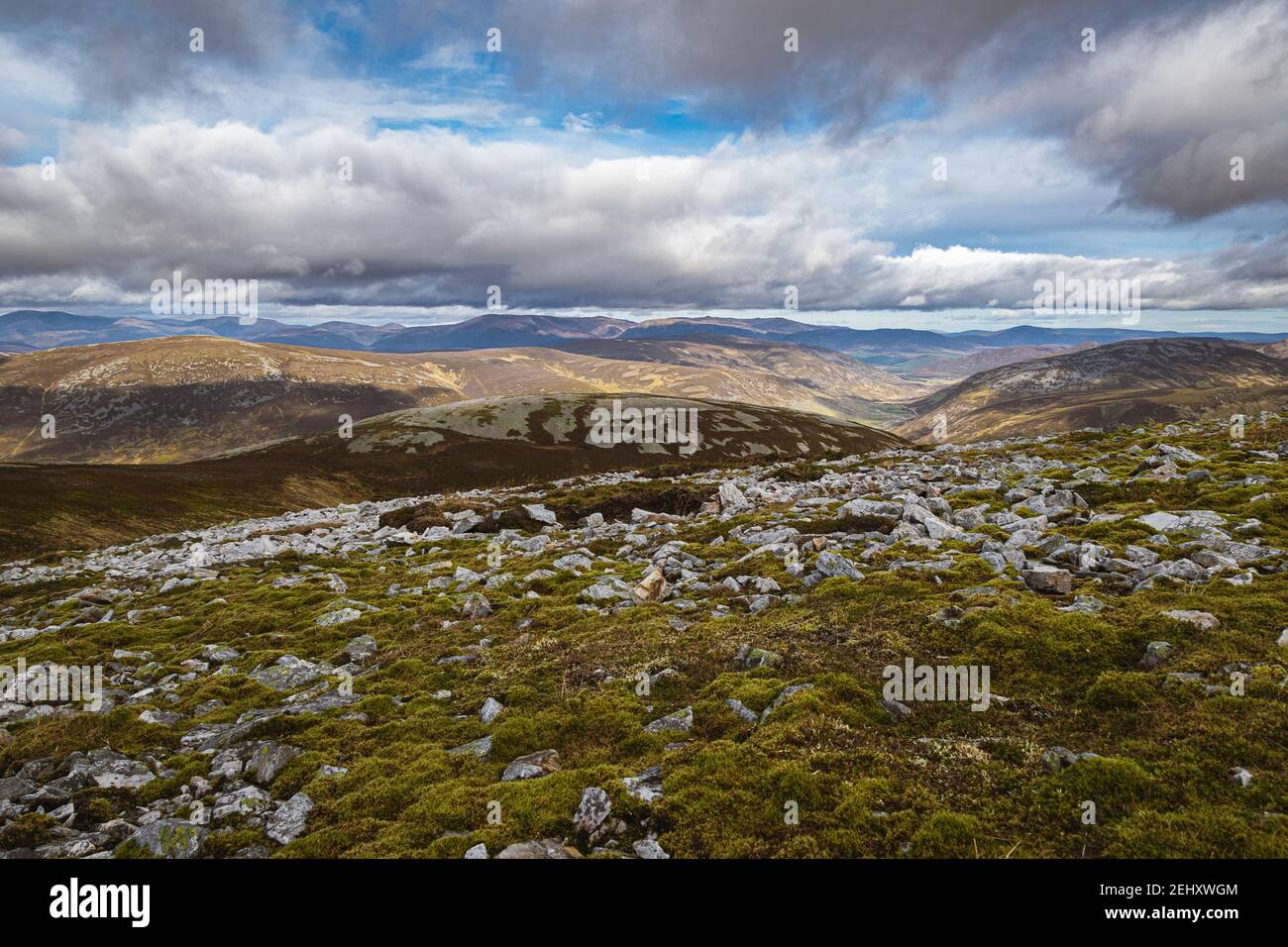 Vista panoramica sulle montagne con spazio aperto e soffici nuvole bianche all'orizzonte. Estate al Cairngorm Nationl Park nelle Highlands scozzesi. Foto Stock