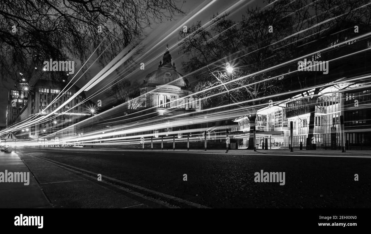 I percorsi monocromi di luce passano dal Queen Elizabeth II Conference Center e dalla Methodist Central Hall al tramonto a Westminster, Londra durante il blocco. Foto Stock