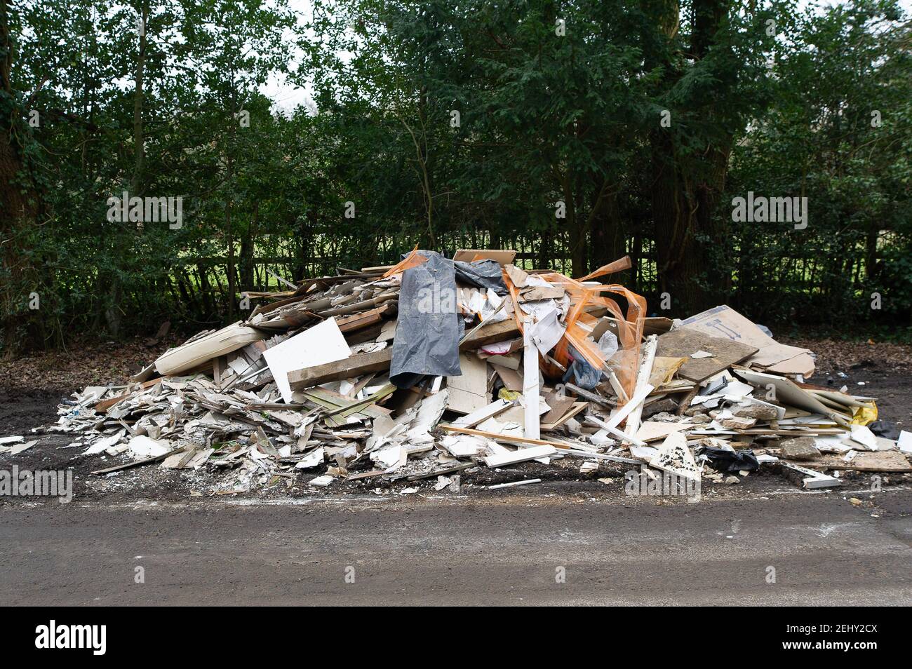 Taplow, Buckinghamshire, Regno Unito. 20 febbraio 2021. Costruzione di macerie volate ribaltato in una layby in Taplow su una tranquilla strada di campagna nelle ultime 24 ore. Nel Buckinghamshire, durante il Pandemic di Covid-19, si è registrato un enorme aumento del ribaltamento illegale della mosca nonostante i siti di rifiuti commerciali siano aperti. Il ribaltamento del mosca è un'offesa criminale punibile con una multa fino a £50,000 o 12 mesi di reclusione in un tribunale dei Magistrati. Il reato può attrarre una multa illimitata e fino a 5 anni di reclusione se condannato in un tribunale della Corona. Credit: Maureen McLean/Alamy Live News Foto Stock