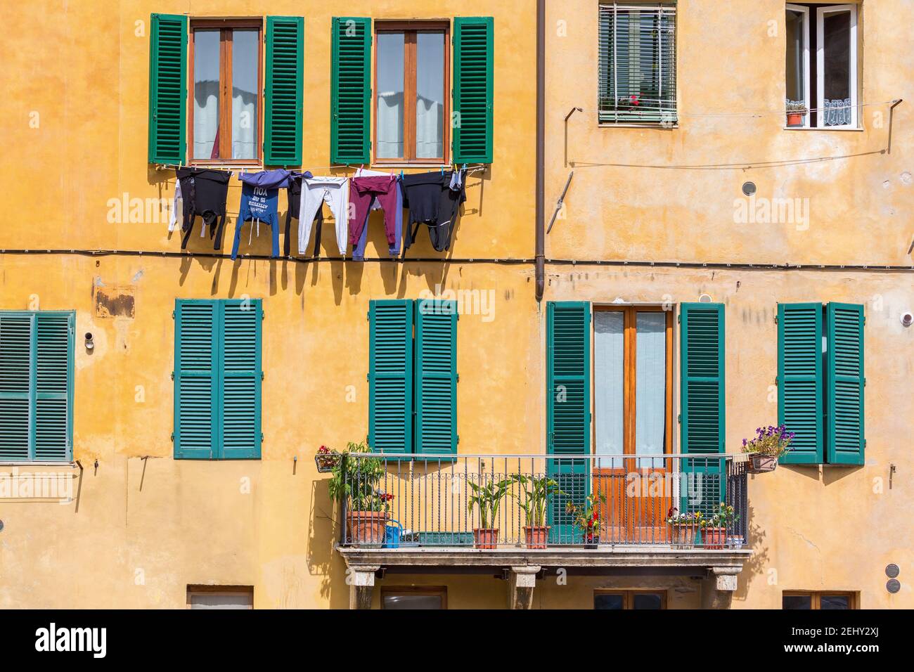 Balcone e vestiti asciutti sulla facciata Foto Stock