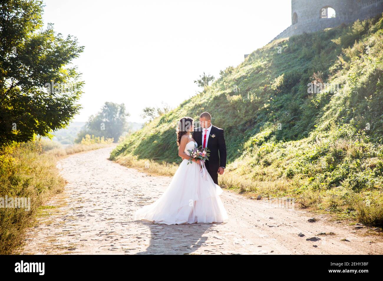 Bella giovane coppia. La sposa e lo sposo in natura. Giorno di nozze. Abiti per le vacanze Foto Stock